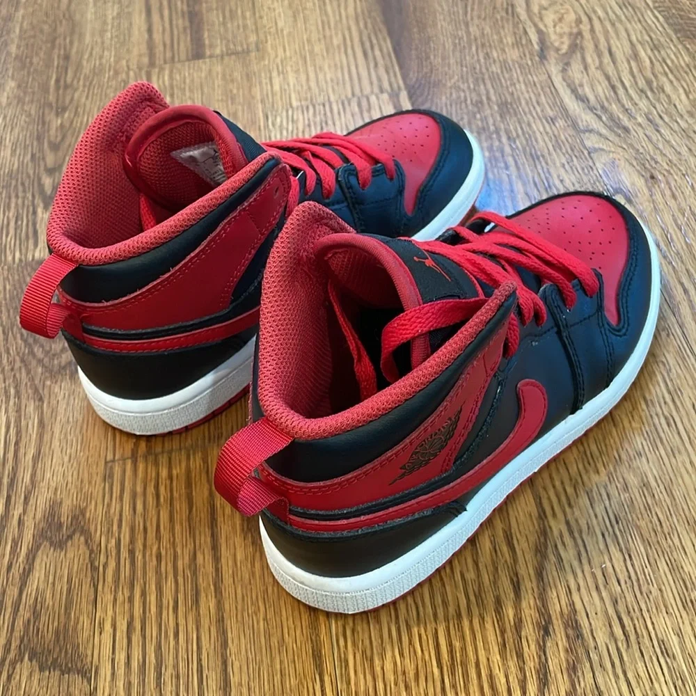 Jordan 1 Retro High Bred Sneakers/Shoes. Size 1Y. Like New Condition.